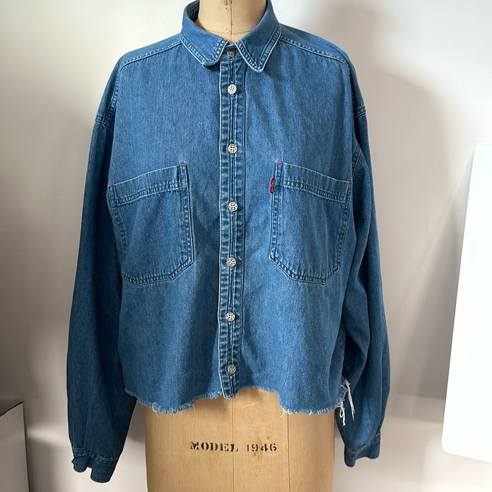 📌 Vintage red label Levi’s silver tone logo button denim shirt L cropped hem